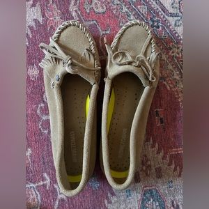 Minnetonka moccasin Kilty hard sole. Taupe. Womens sz 10.